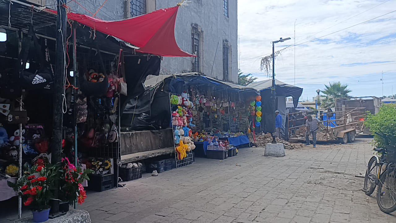 $!Derriban dos maceteras para el acomodo de puestos semifijos en plazuela de Escuinapa