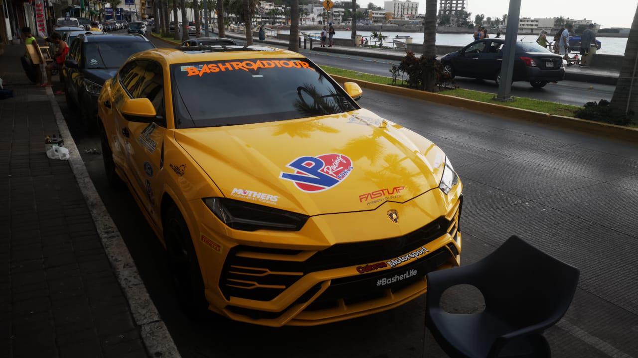 $!Decenas de autos deportivos de alta gama recorren Mazatlán en el Bash Road Tour 2022