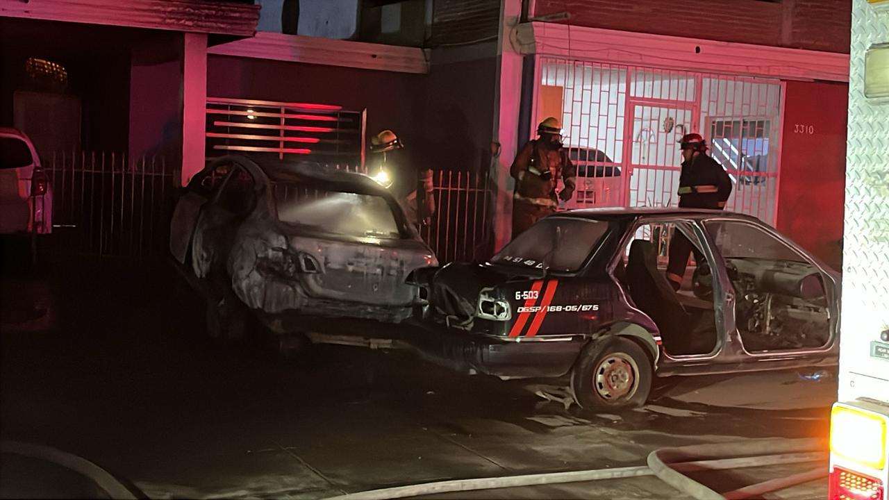 $!Llamas consumen un vehículo por la colonia Esthela Ortiz, en Culiacán