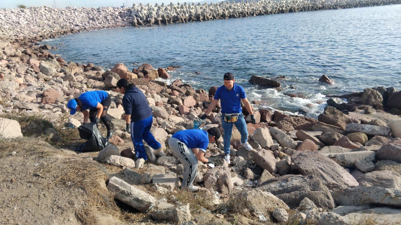$!Hallan envases de bebidas, envolturas de frituras y colillas de cigarros en escolleras del Cerro del Crestón