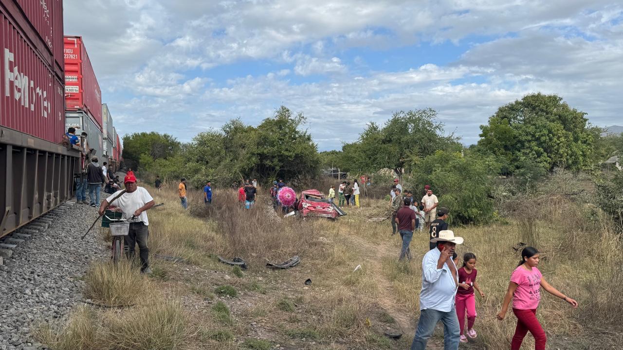 $!Trenazo deja un muerto y un herido en Palmillas, Escuinapa