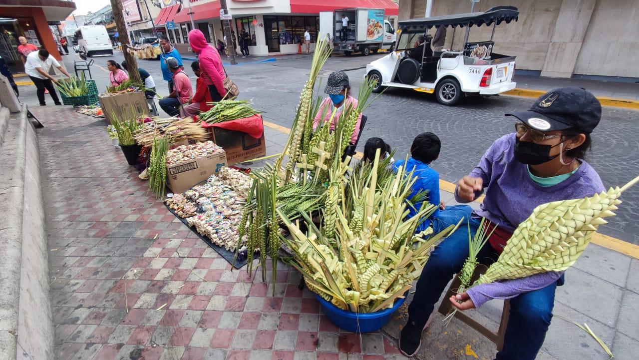 $!Obispo de Mazatlán llama, en Domingo de Ramos, a evitar excesos en Semana Santa