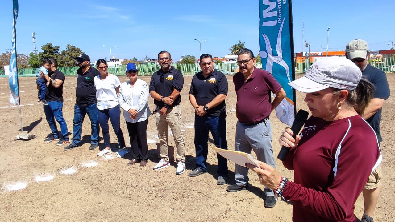 $!Inauguran obra de inicio de campo de futbol americano en la Unidad Juárez de Mazatlán