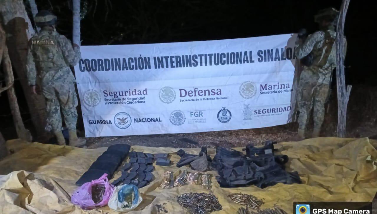 $!Semar asegura tubos de emulsión explosiva, municiones, equipo táctico y droga en Cosalá