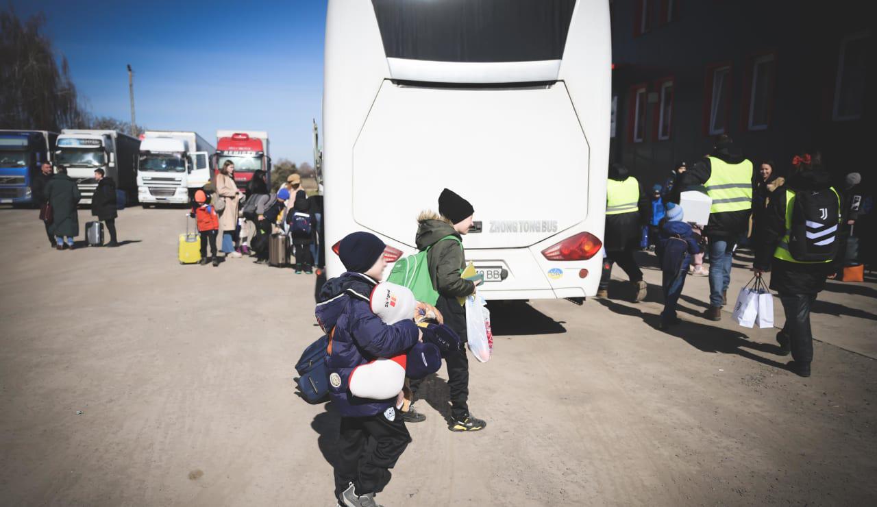 $!FOTOS: Juventus rescata 80 personas de Ucrania, la mayoría niños; las recibe en Turín