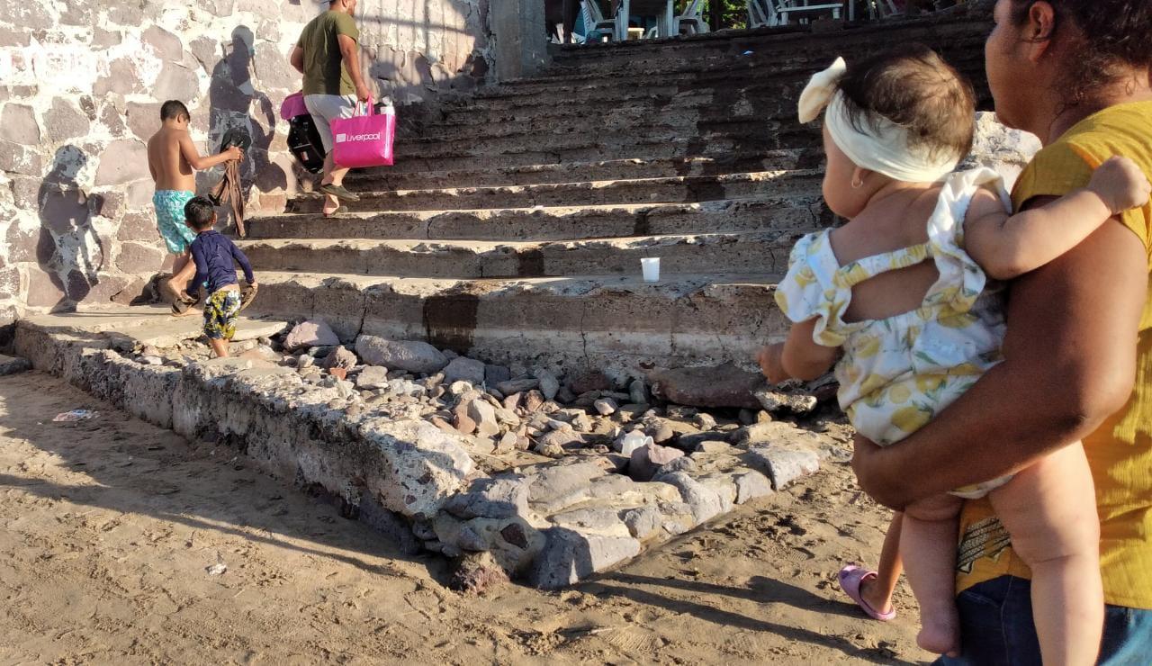 $!El fuerte oleaje se ‘come’ playas en Mazatlán