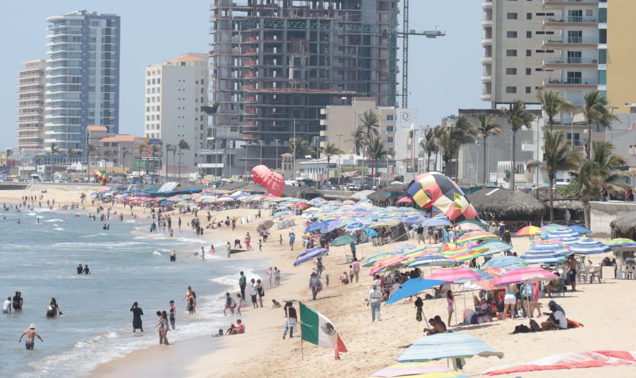 $!Mazatlán recibe la Semana Santa con menor afluencia en sus playas