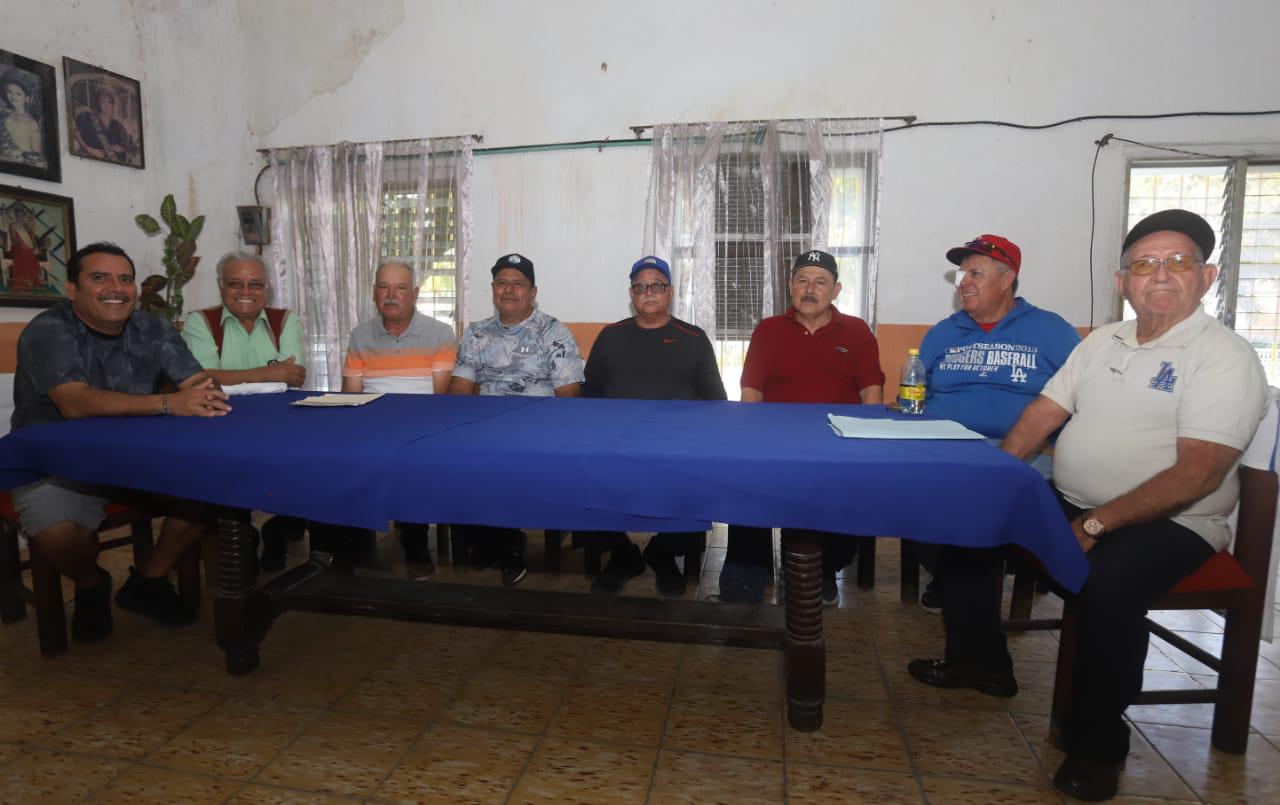 $!Presentan planilla contendiente a presidencia de Club Polluelos