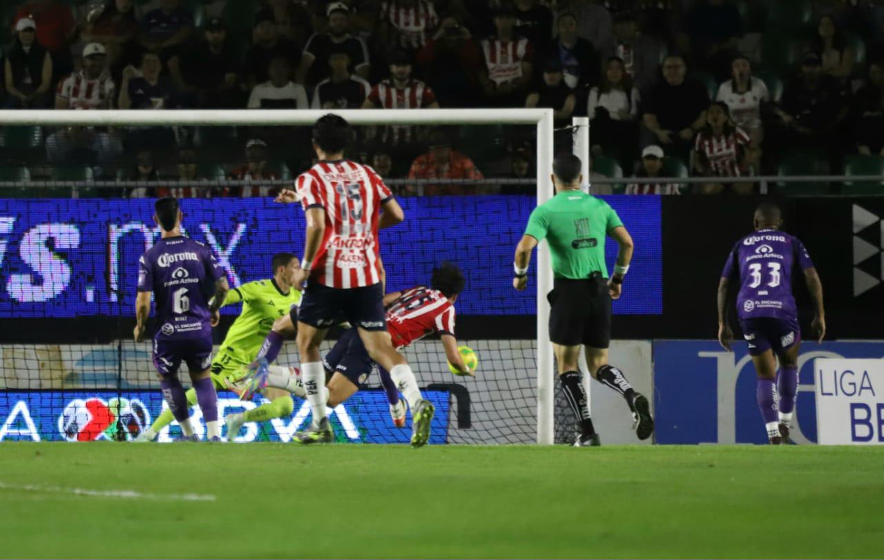$!Mazatlán rescata el empate en un partido de locura y drama frente a las Chivas
