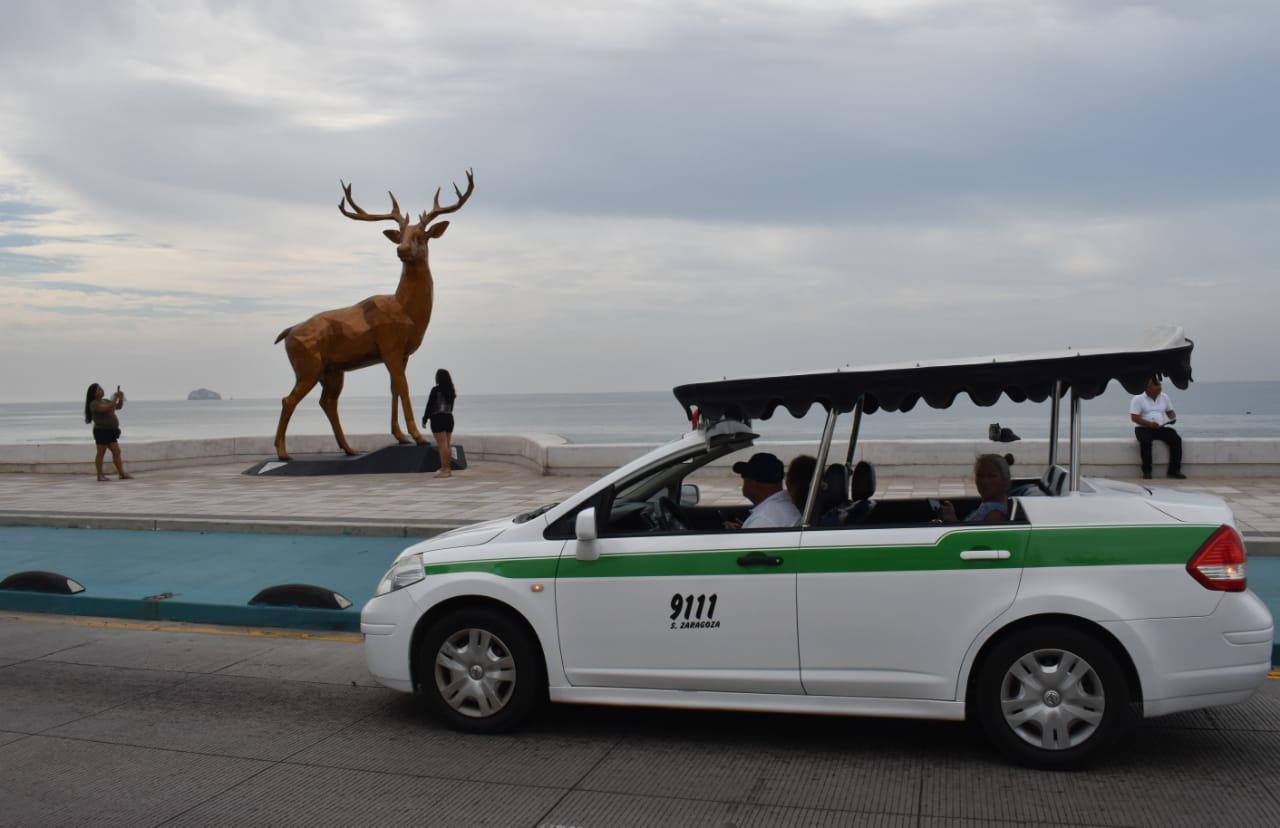 $!Atrae venado en el malecón de Mazatlán a turistas y locales