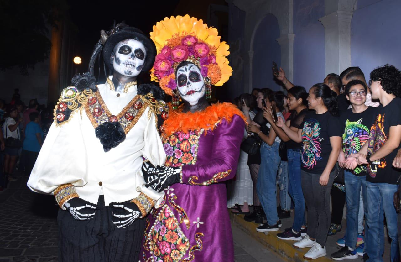 $!Miles de personas disfrutan de la tradicional callejoneada en el Centro Histórico de Mazatlán