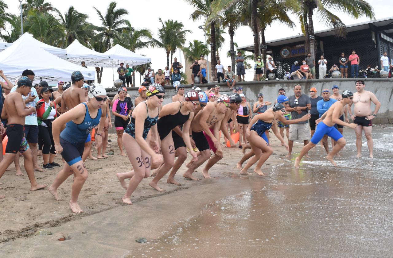 $!Mercado y De La Rocha dominan Maratón Acuático, en Playa Norte