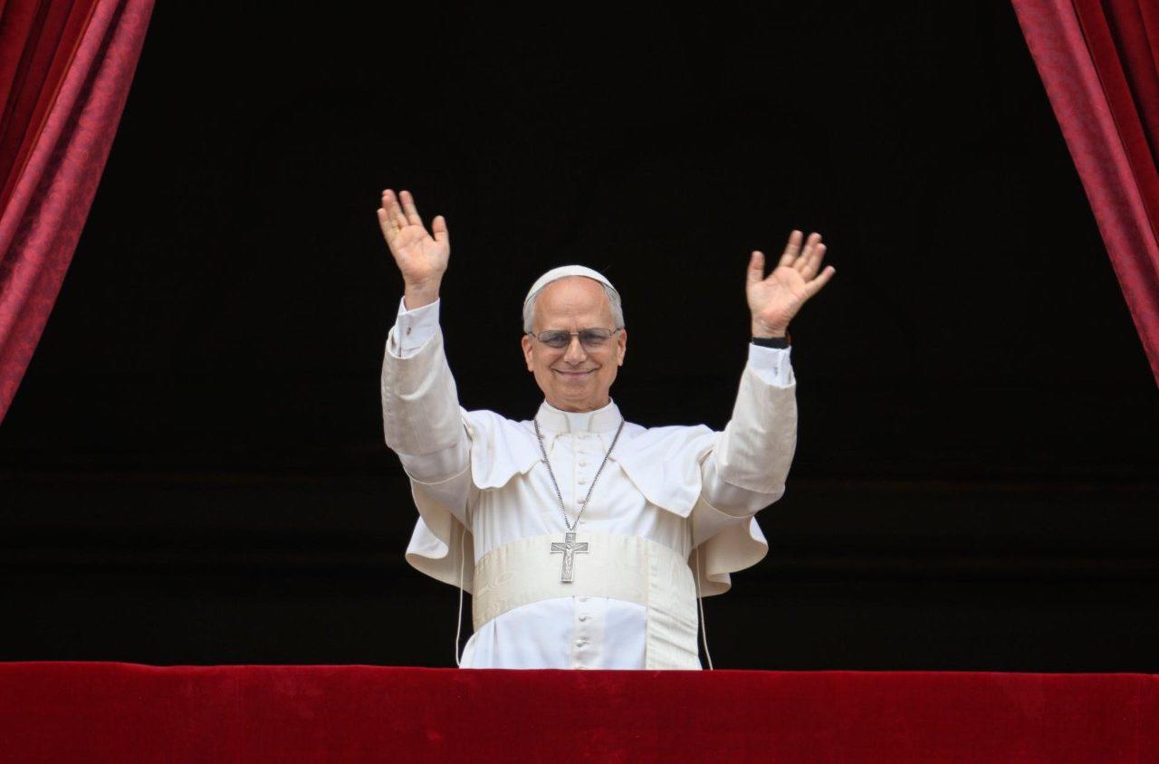 $!El Papa de detuvo unos segundos para saludar al Pueblo de Dios que vino a su encuentro.