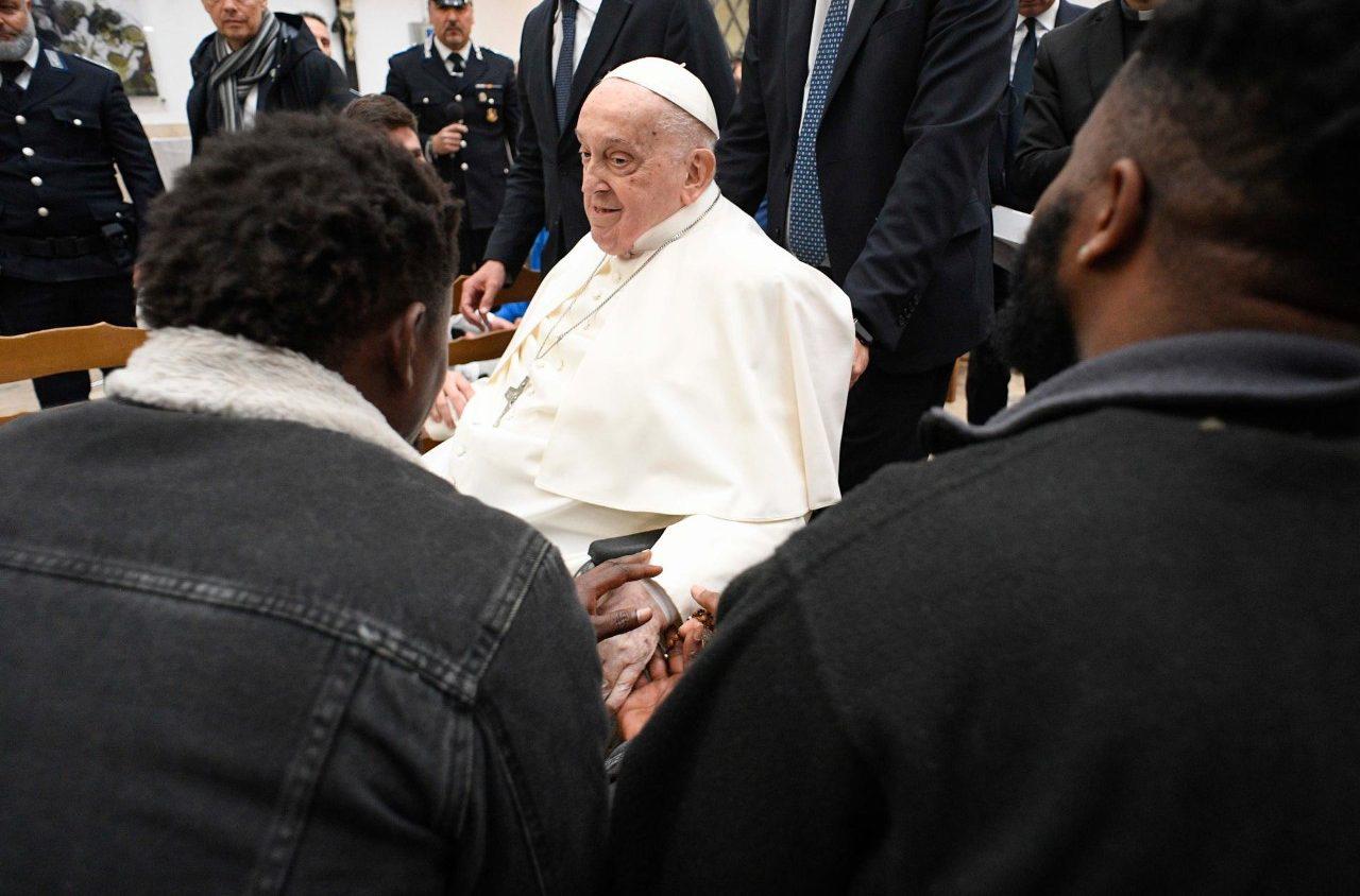 $!El Papa Francisco se reúne con 70 detenidos en la prisión romana de Regina Coeli por Jueves Santo