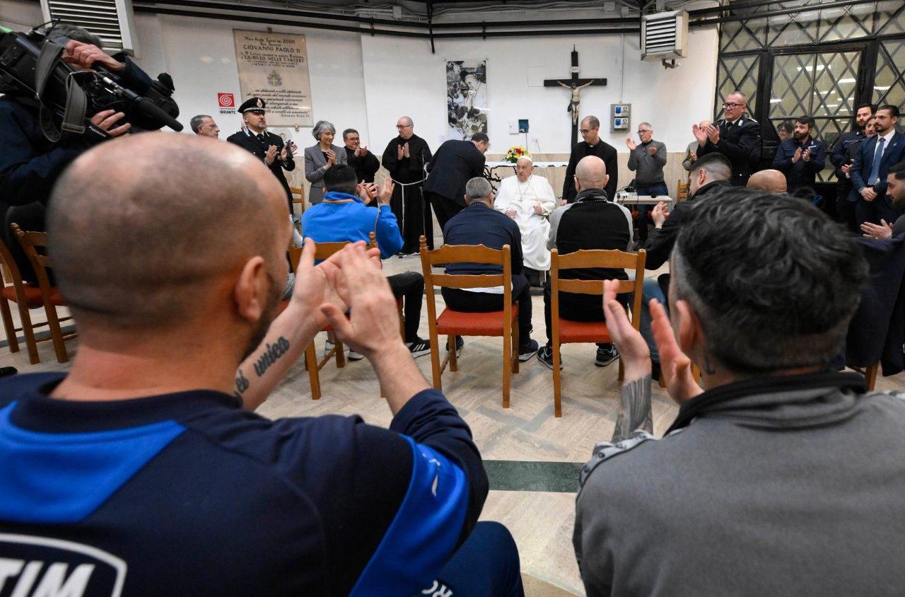 $!El Papa Francisco se reúne con 70 detenidos en la prisión romana de Regina Coeli por Jueves Santo