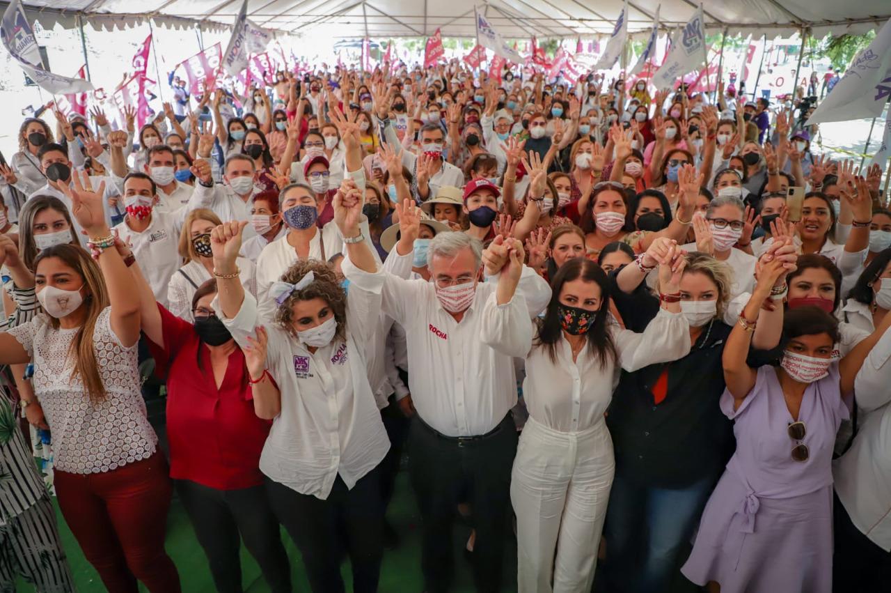 $!El candidato a la gubernatura al terminar el encuentro con mujeres