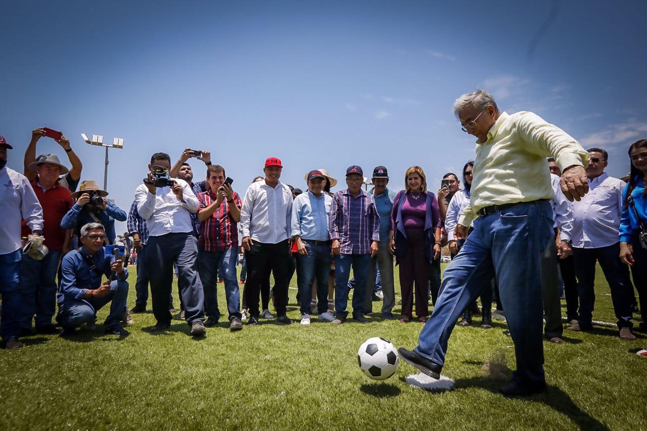 $!Resiembra esperanza el nuevo césped en campo de futbol de La Reforma, Angostura