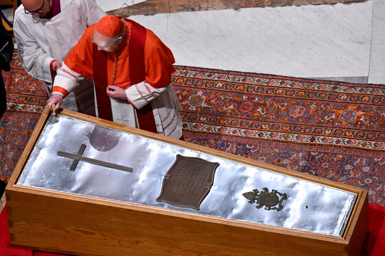 $!Cierran féretro del Papa Francisco; 250 mil fieles acudieron a despedirlo