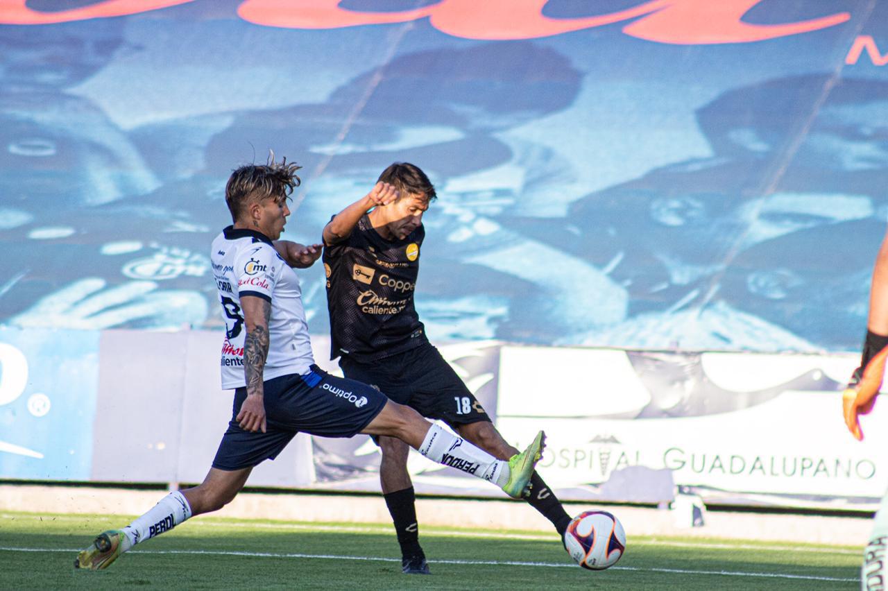 $!Dorados saca el empate en su visita a Toros del Celaya