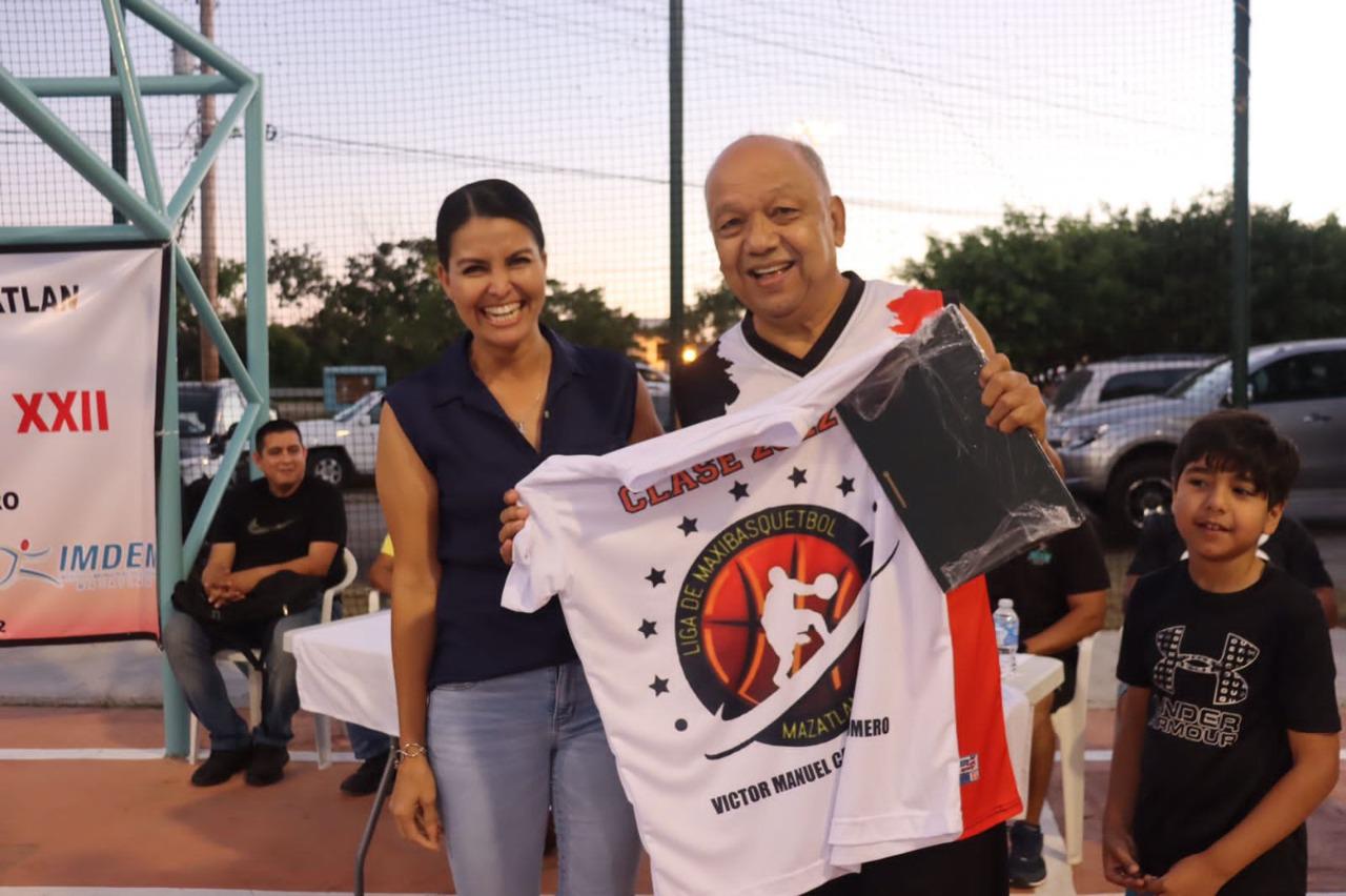 $!Reconocen trayectoria de basquetbolistas en apertura de Liga Maxibasket