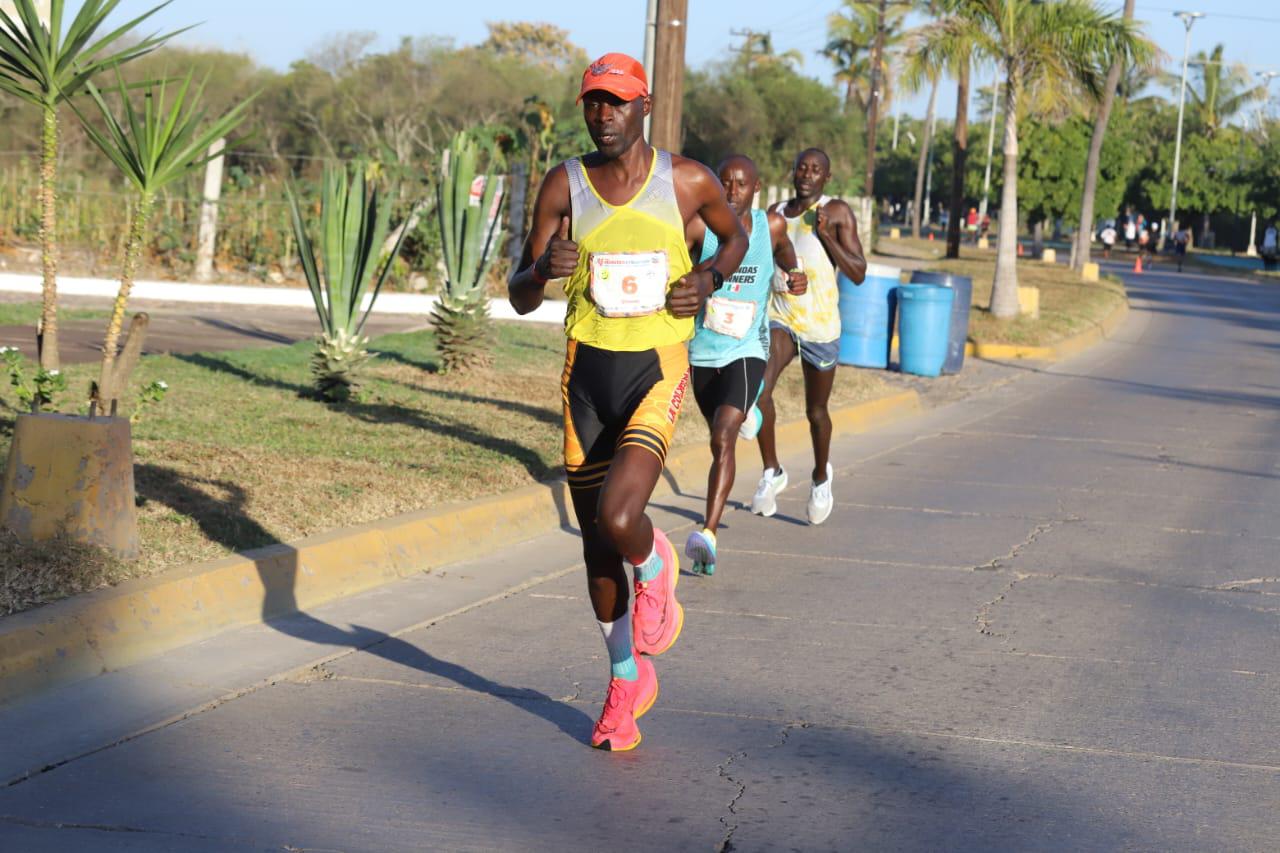 $!Keniata Geoffrey Kenisi Bundi se consagra campeón en los 42K del Gran Maratón Pacífico