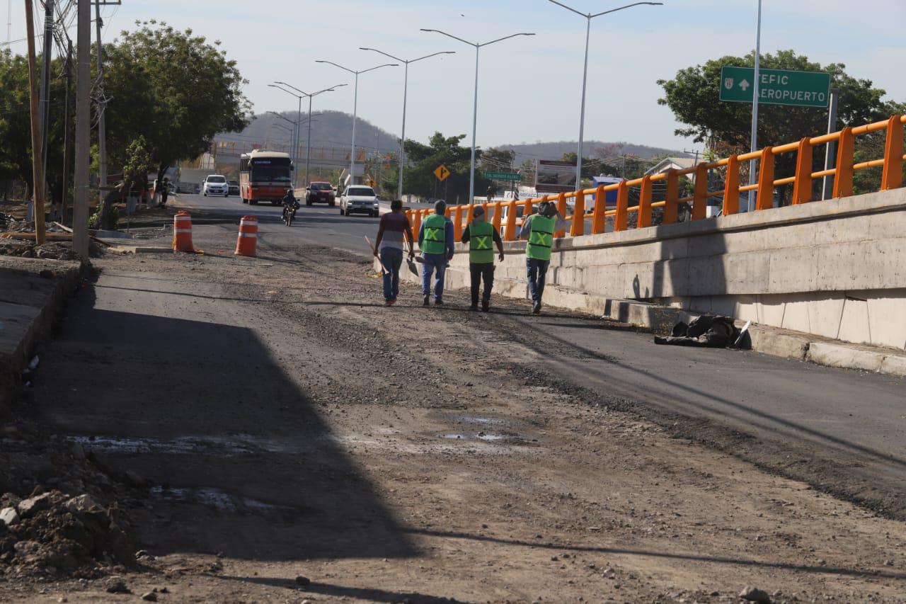 $!A 10 días de su apertura, laterales del puente del Libramiento Colosio siguen sin concluir