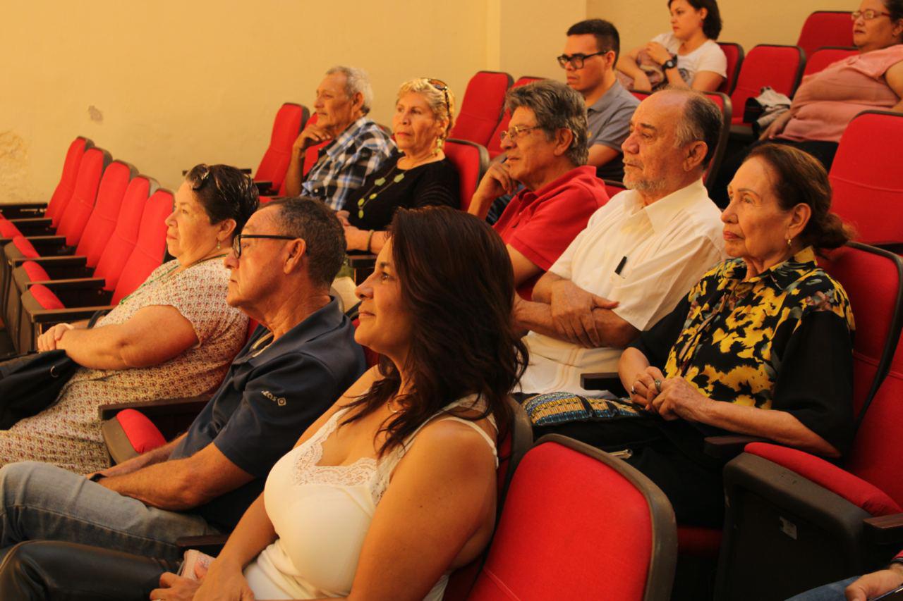 $!Los asistentes escucharon con atención a los exponentes.