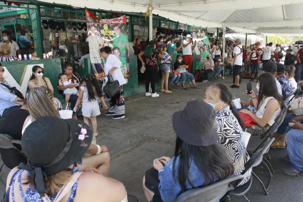 $!Desde temprano, la gente llega a la capilla.