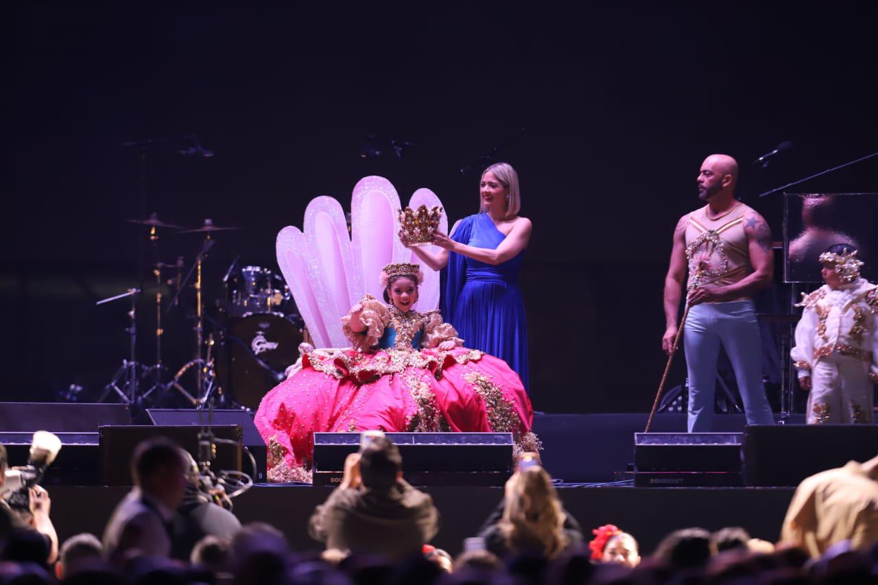 $!Coronan a Ángela I como Reina Infantil y a Ximena II, Reina de la Poesía del Carnaval de Mazatlán 2025