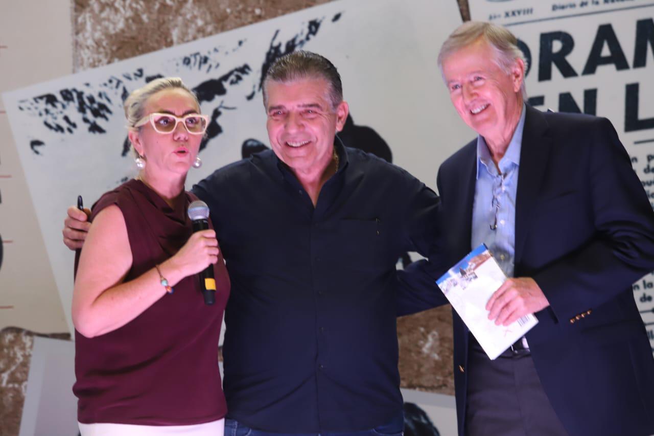 $!Carmen Espinosa Noreña y Rodolfo Madero Rodríguez, directora general y presidente del Grupo Alerta, respectivamente, felicitaron al exponente al terminar la charla.