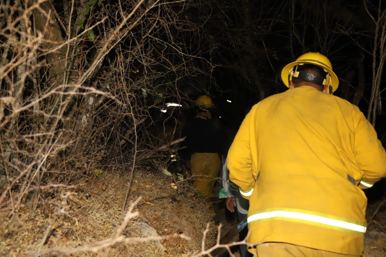 $!Alcanza la noche a quienes combaten el fuego en sierra de Concordia