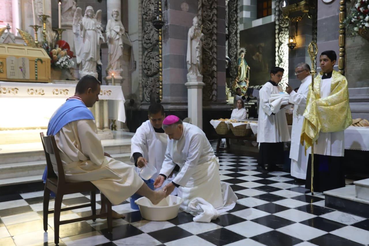 $!Conmemoran la Sagrada Eucaristía en la Cena del Señor y el lavatorio de los pies