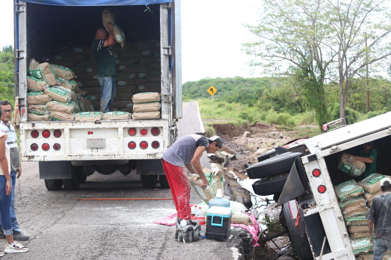 $!Colapsa otro puente antes de llegar a El Quelite