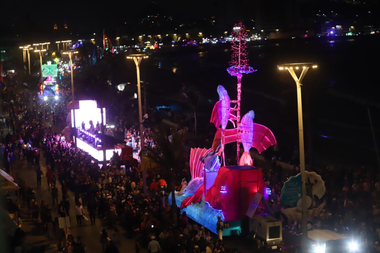 $!Abarrotan 515 mil personas el malecón en el segundo y último desfile del Carnaval de Mazatlán