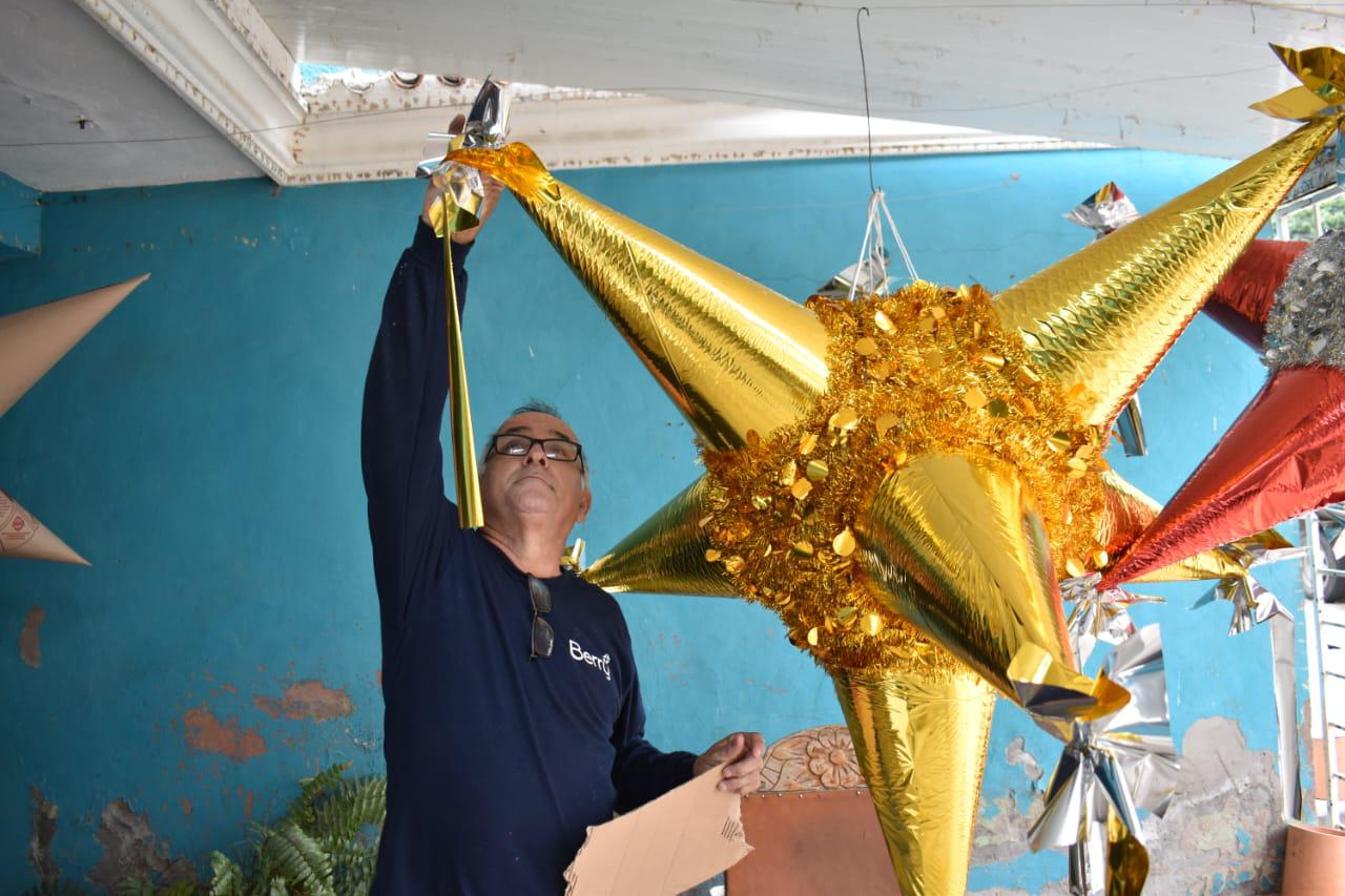 $!Evangelina y Juan crean en Culiacán las tradicionales piñatas navideñas