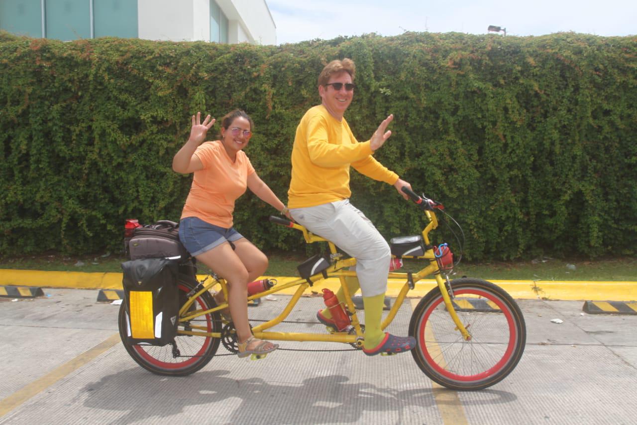 $!Viven su aventura por todo el País sobre su bicicleta tándem