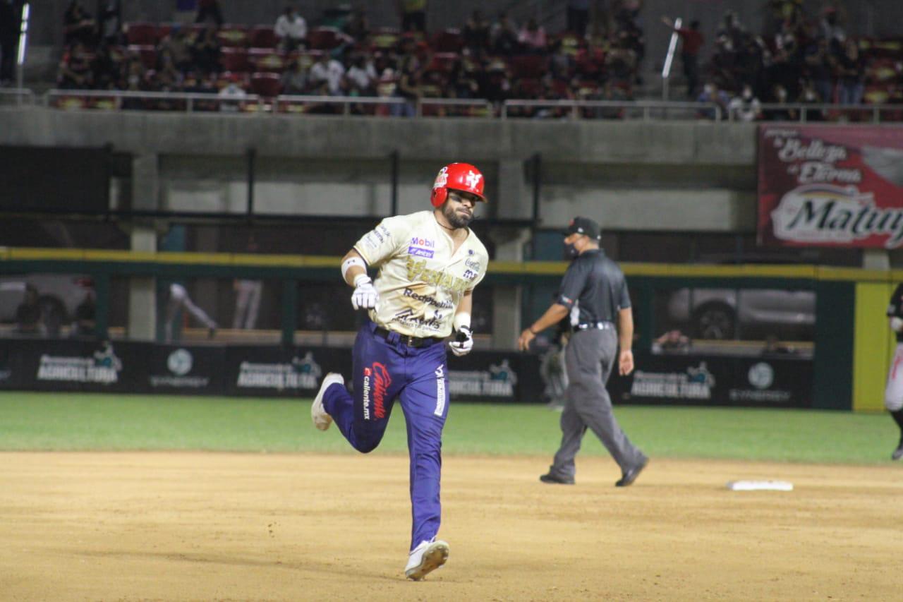 $!Maxwell León da jonrón con uno en base.