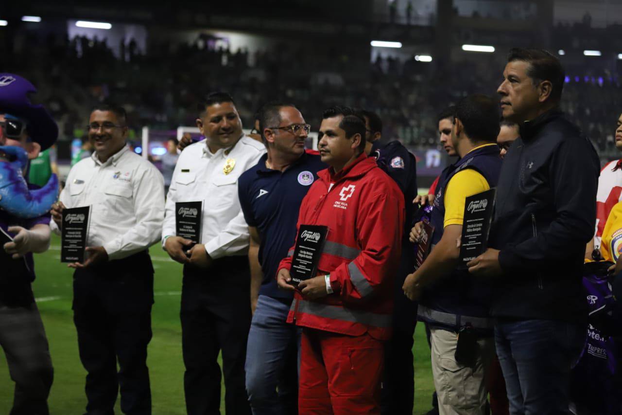 $!Mazatlán FC reconoce a los héroes que apagaron el incendio del Basurón Municipal