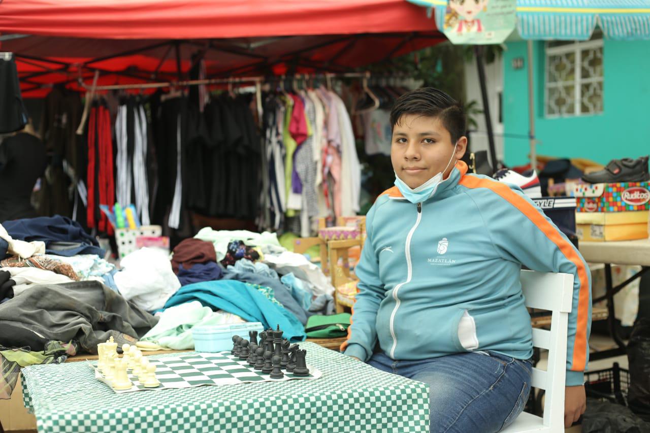 $!¿Le sabes al ajedrez? En Mazatlán, Luis te reta a ganarle una partida en el tianguis de la Juárez