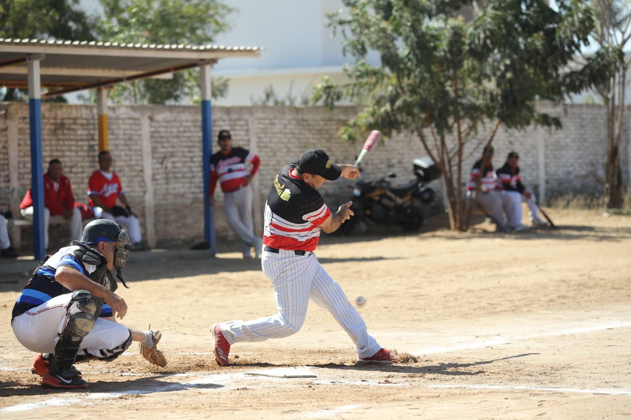 $!Los Plebes del Rancho igualan la serie final de playoffs en la Liga de Beisbol Eco Taxis Verdes