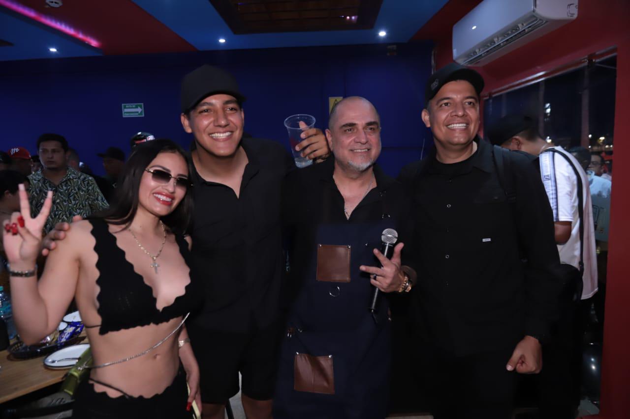$!La influencer Joselin Zambrano junto a David Osuna y los hermanos Paco y Jorge, de Algo Bien.