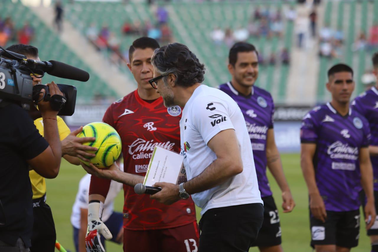 $!‘Encanta’ Jaime Camil a aficionados al futbol en Mazatlán