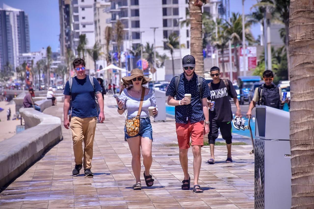 $!Lavan Malecón previo a la llegada masiva de personas para observar el Eclipse Total de Sol