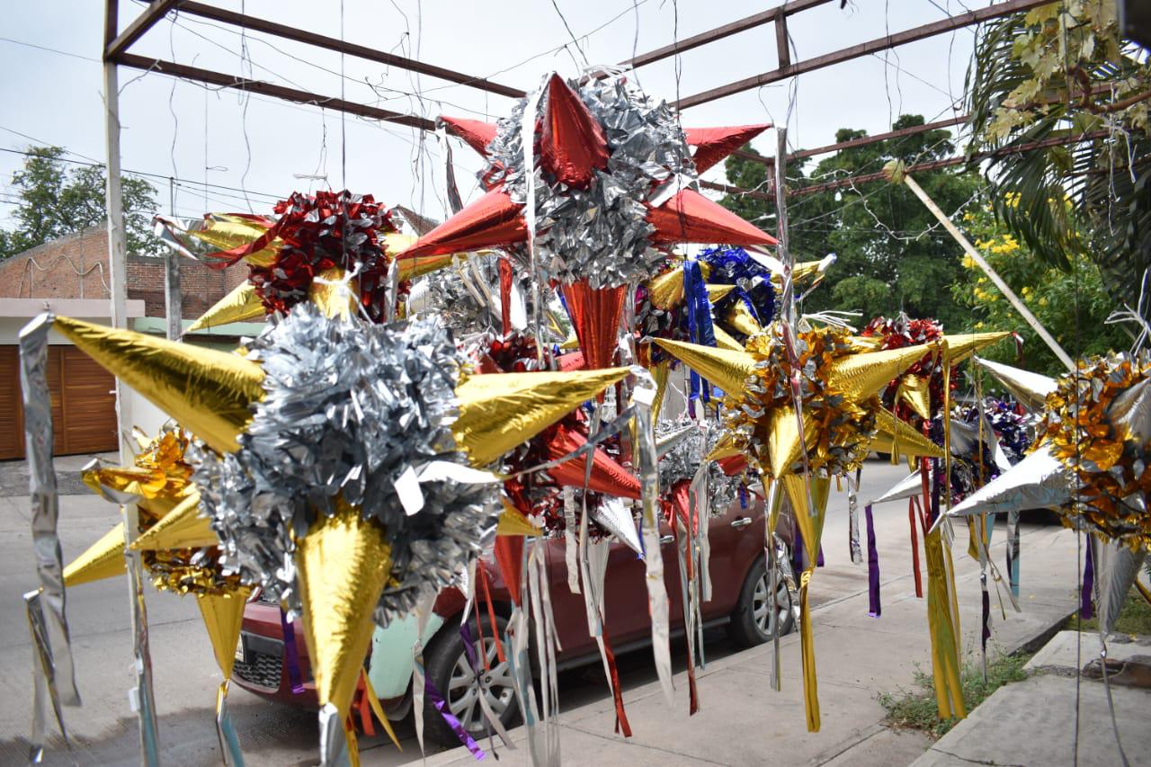 $!Evangelina y Juan crean en Culiacán las tradicionales piñatas navideñas