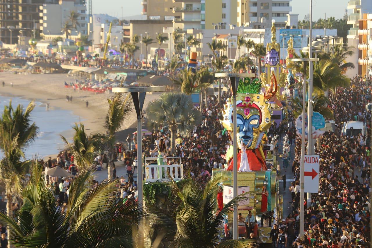 $!Abarrotan 515 mil personas el malecón en el segundo y último desfile del Carnaval de Mazatlán