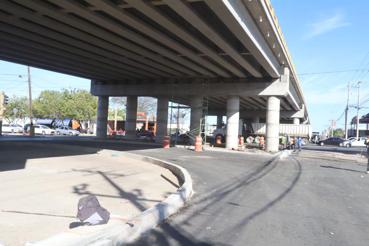 $!A 10 días de su apertura, laterales del puente del Libramiento Colosio siguen sin concluir