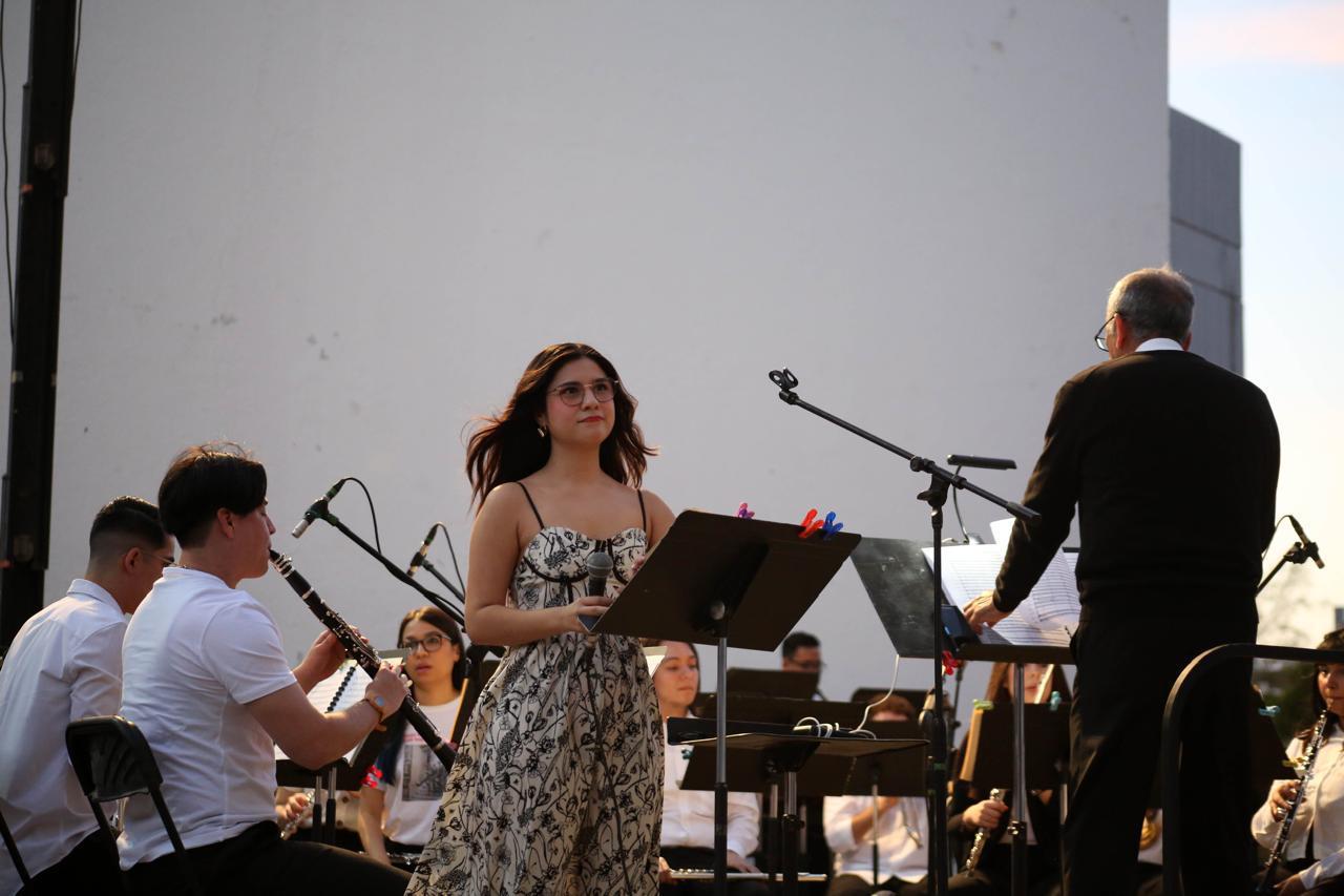 $!La soprano Miroslava Elizabeth Aguilar participó como solista.