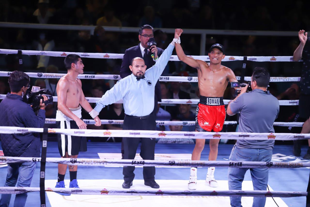 $!Feroz triunfo de Juan Estrada en velada de box Sangre Nueva 2