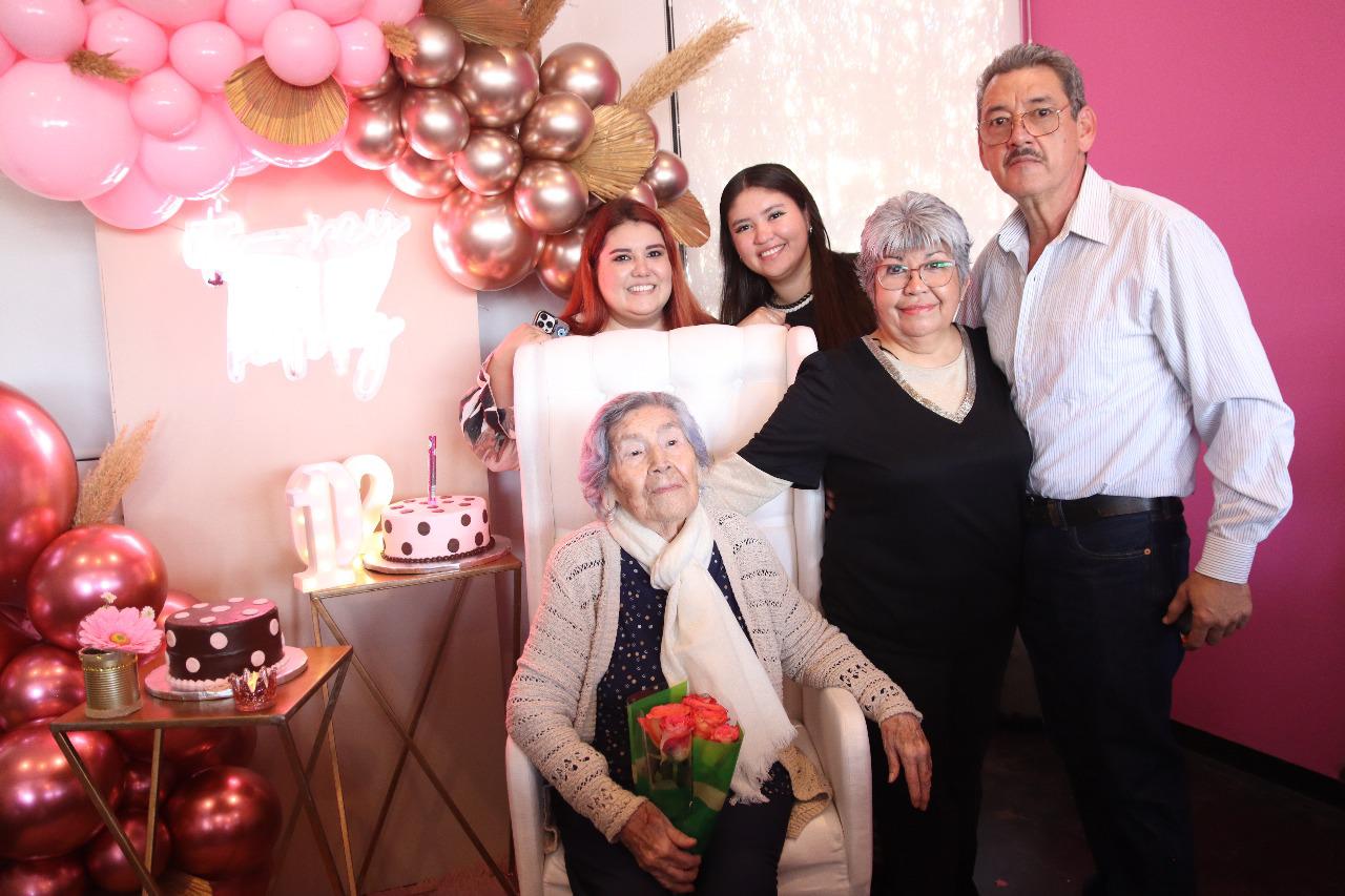 $!La familia Jiménez Aguilar con la festejada.