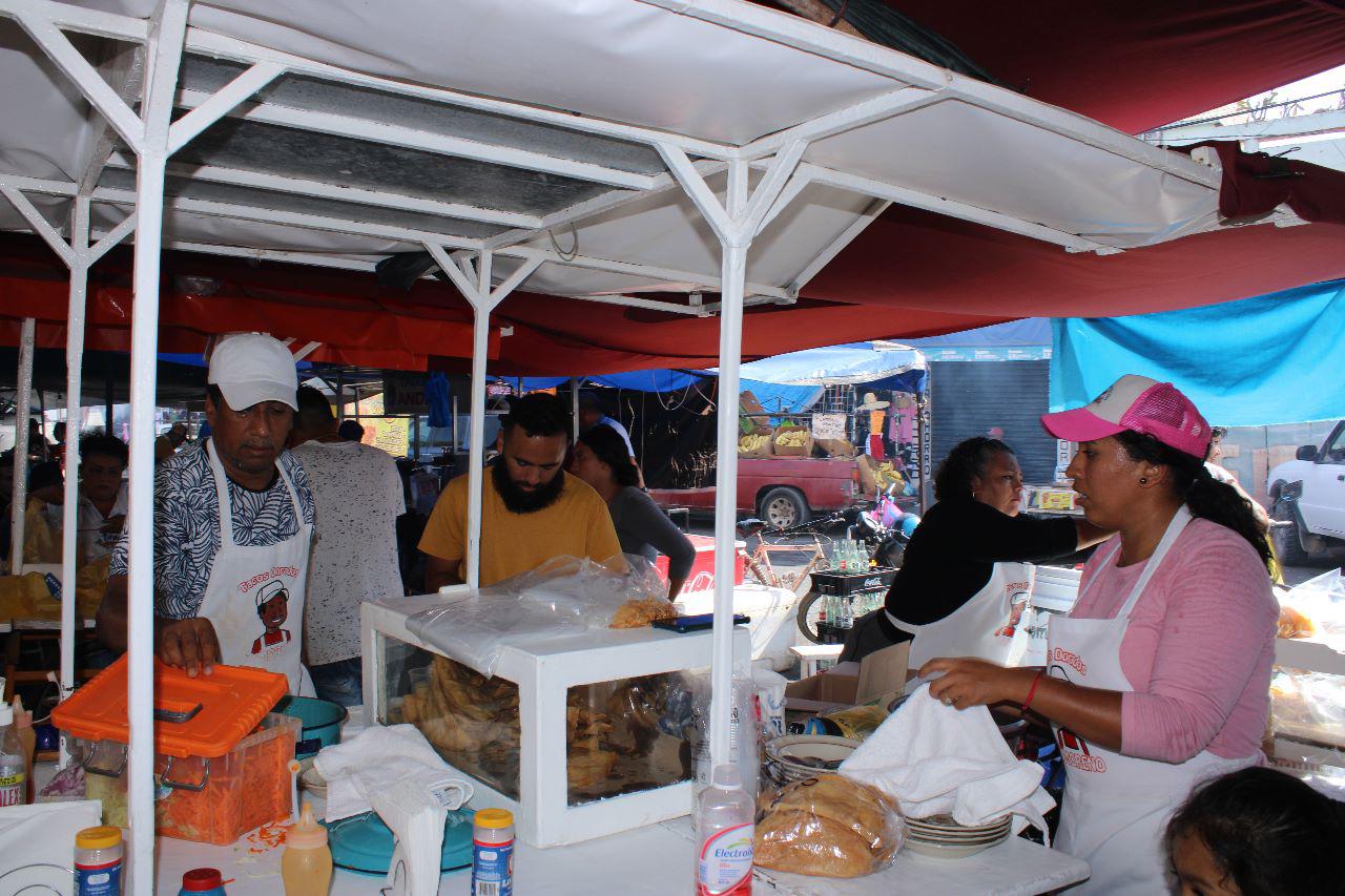 $!‘El Nacho’ comparte con sus hijos la tradicional venta de tacos dorados en Escuinapa